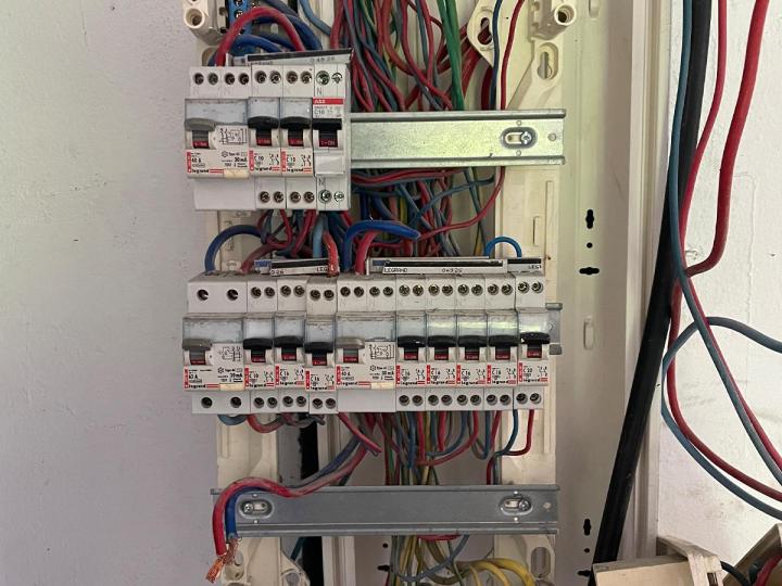 Une expertise approuvée dans la remise aux normes électriques.